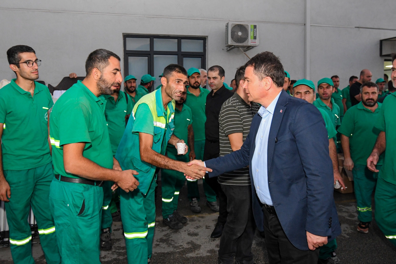 Bursa'da g&uuml;n&uuml;n ilk ışıkları Osmangazi&rsquo;nin emek&ccedil;ilerini aydınlattı