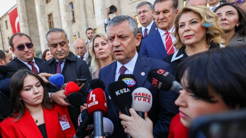YENİ Parti, Genel Kurul Salonu&rsquo;nu terk etti... &Ouml;zg&uuml;r &Ouml;zel: &lsquo;Partimize darbe yapan birini dinlemeye harcayacak vaktimiz yok&rsquo; 