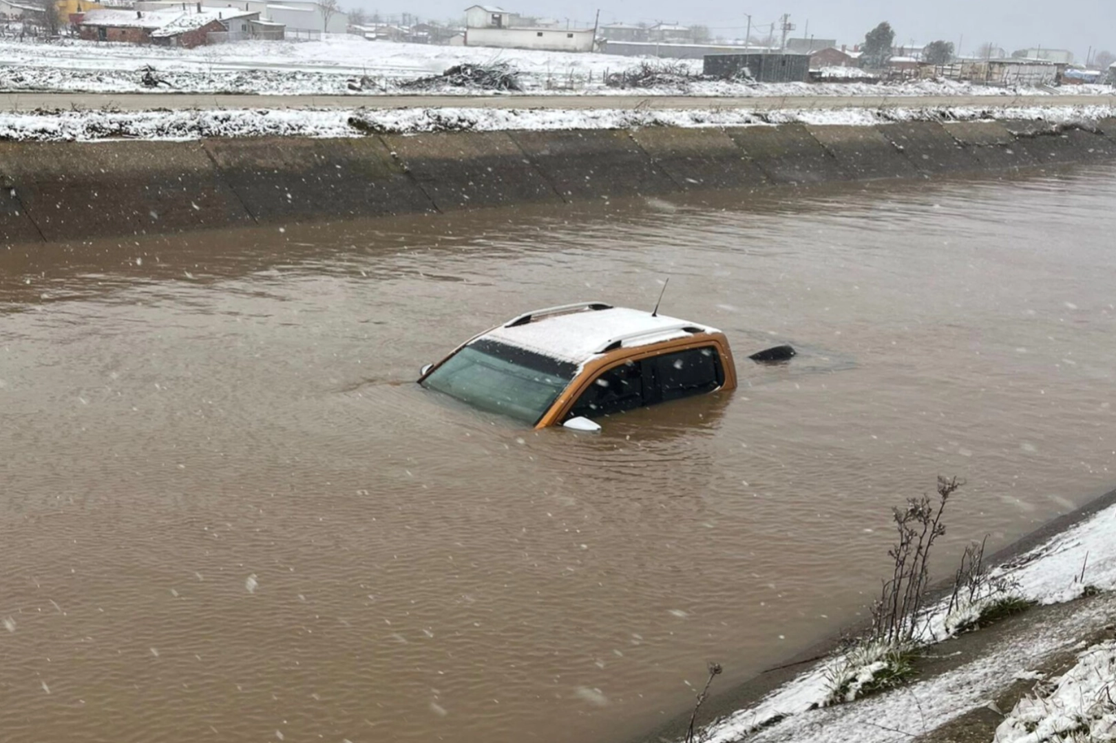 Edirne'de kanala u&ccedil;an otomobilin s&uuml;r&uuml;c&uuml;s&uuml;n&uuml;n cansız bedeni bulundu