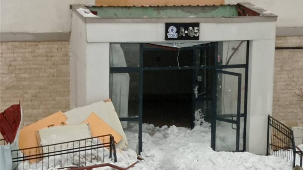 Sincik&rsquo;te kar yağışı, TOKİ giriş &ccedil;atılarında hasara yol a&ccedil;tı 