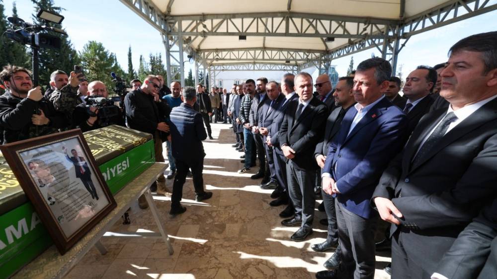 &Ouml;zg&uuml;r &Ouml;zel, Zeynal Bakır&rsquo;ın cenaze t&ouml;renine katıldı 