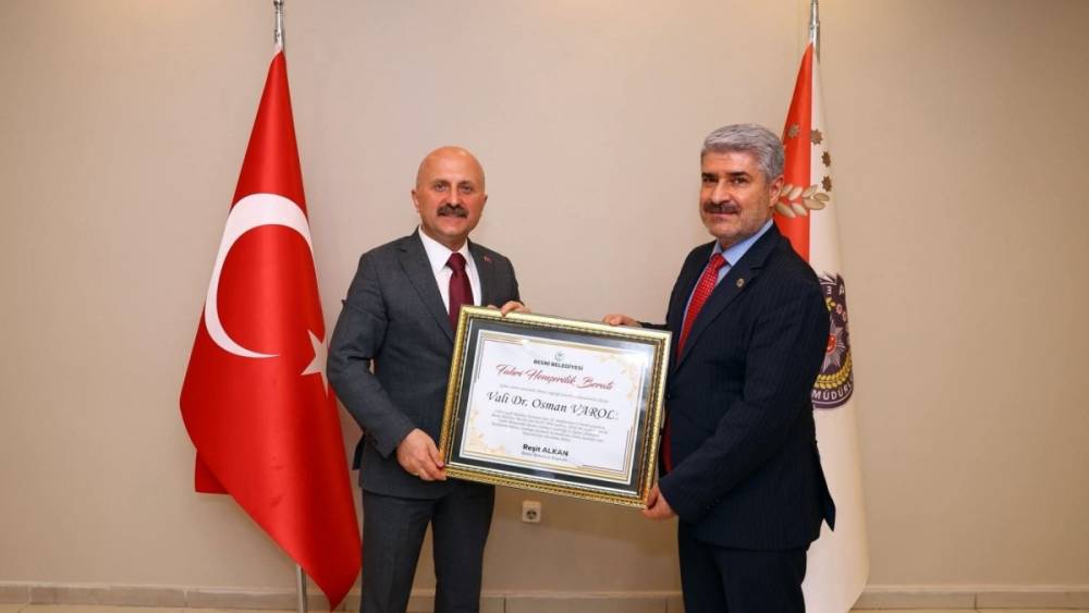 Besni Belediyesi&rsquo;nden Vali Osman Varol&rsquo;a fahri hemşehrilik beratı 