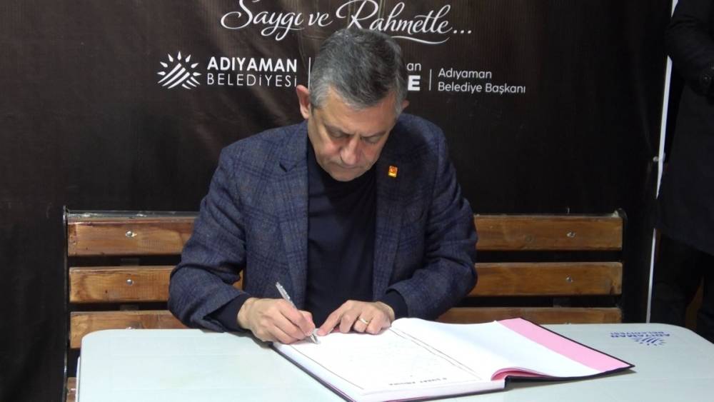 CHP Genel Başkanı &Ouml;zel, &lsquo;Unutmayacağız&rsquo; &ccedil;adırında anı defterini imzaladı  