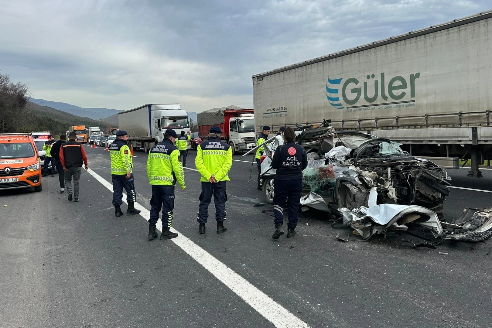 D&uuml;zce&rsquo;de otoyolda feci kaza: 1 &ouml;l&uuml;, 1 yaralı