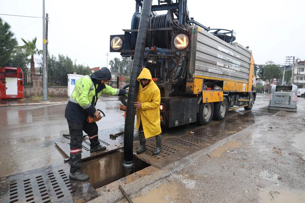 İzmir&rsquo;de sağanak yağışa karşı seferberlik