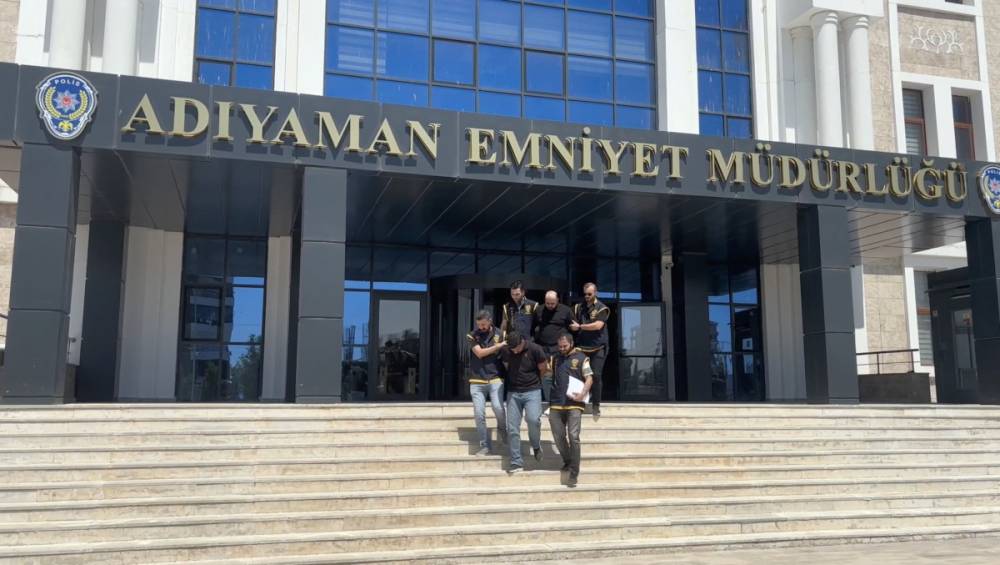 Adıyaman&rsquo;da minib&uuml;s şof&ouml;r&uuml;ne saldıran 2 ş&uuml;pheli tutuklandı  - Videolu Haber