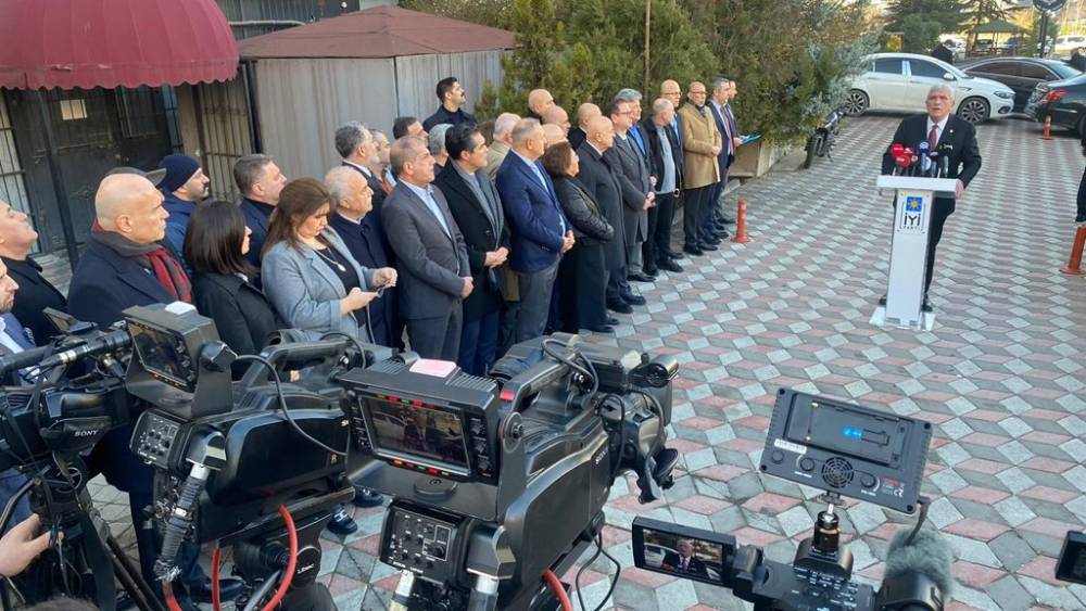 İYİ Parti Lideri Dervişoğlu, Sinan Ateş'in öldürüldüğü yerde basın açıklaması yaptı  