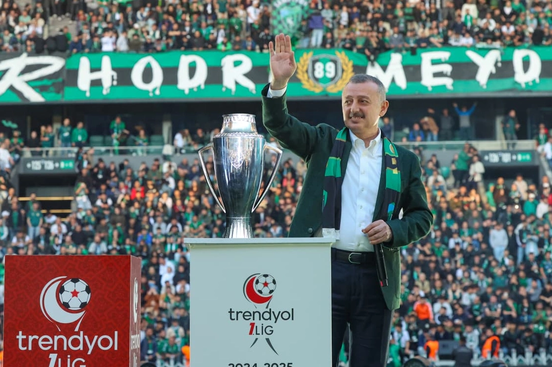 Kocaeli'de Başkan B&uuml;y&uuml;kakın'dan 3 puana 3'l&uuml; kutlama