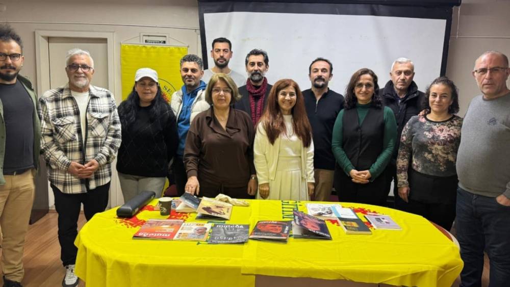Muten&acirc; Dergisi, İzmir&rsquo;de &lsquo;Serbest K&uuml;rs&uuml;&rsquo; programı d&uuml;zenledi  - Videolu Haber