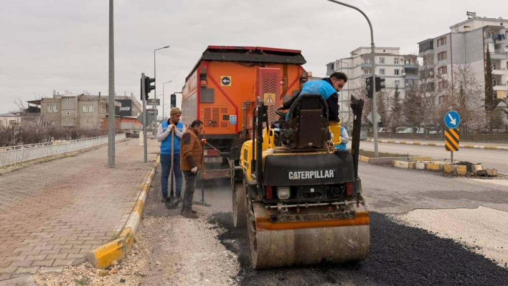 Adıyaman Yeni Sanayi Mahallesi&rsquo;nde asfalt &ccedil;alışması s&uuml;r&uuml;yor 