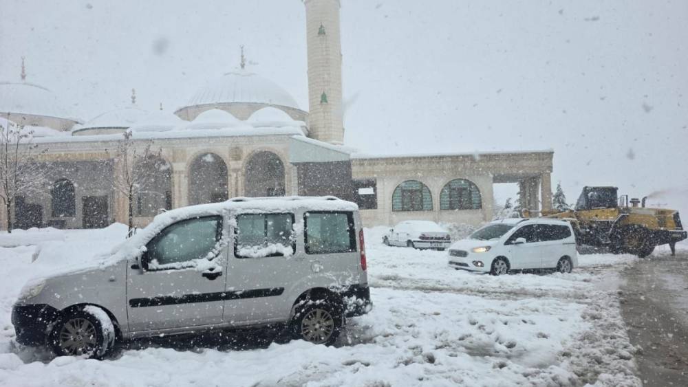 Adıyaman'ın bazı b&ouml;lgelerinde kar yağışı etkisini s&uuml;rd&uuml;r&uuml;yor 