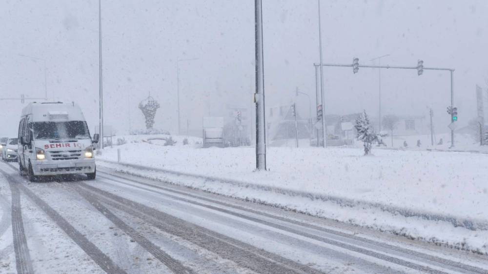  Kar ve Sis Besni&rsquo;de Ulaşımı Olumsuz Etkiledi! 