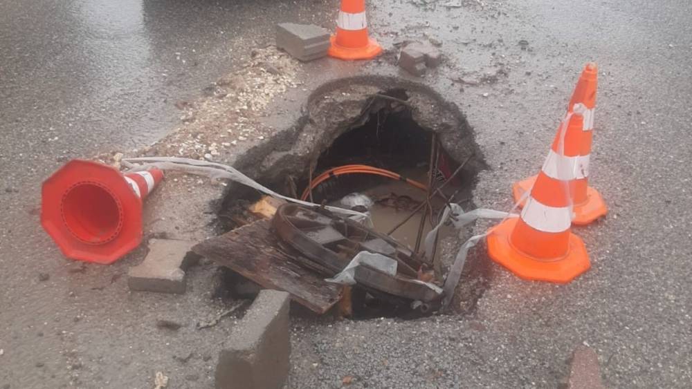 Alitaşı Mahallesi&rsquo;nde aylardır yapılmayan Telekom &ccedil;ukuru tehlike sa&ccedil;ıyor 