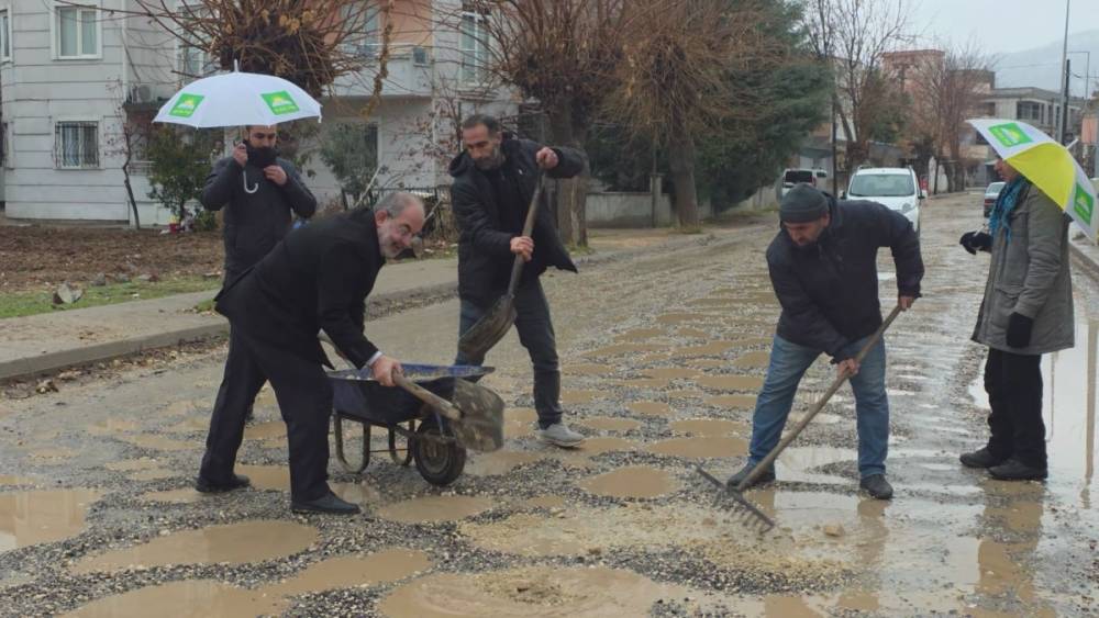 H&Uuml;DA PAR İl Başkanı: &lsquo;Cafcaflı tanıtımlar yerine &ccedil;ukur, &ccedil;amurlu sokaklar ve altyapı &ccedil;&ouml;z&uuml;ls&uuml;n&rsquo;  - Videolu Haber
