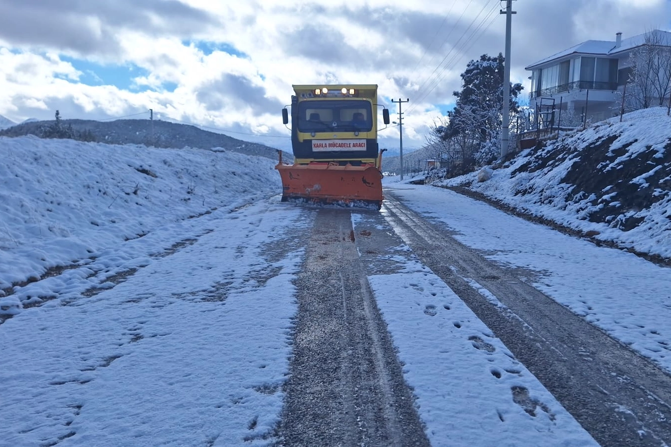 Muğla&rsquo;da karla m&uuml;cadele aralıksız devam ediyor