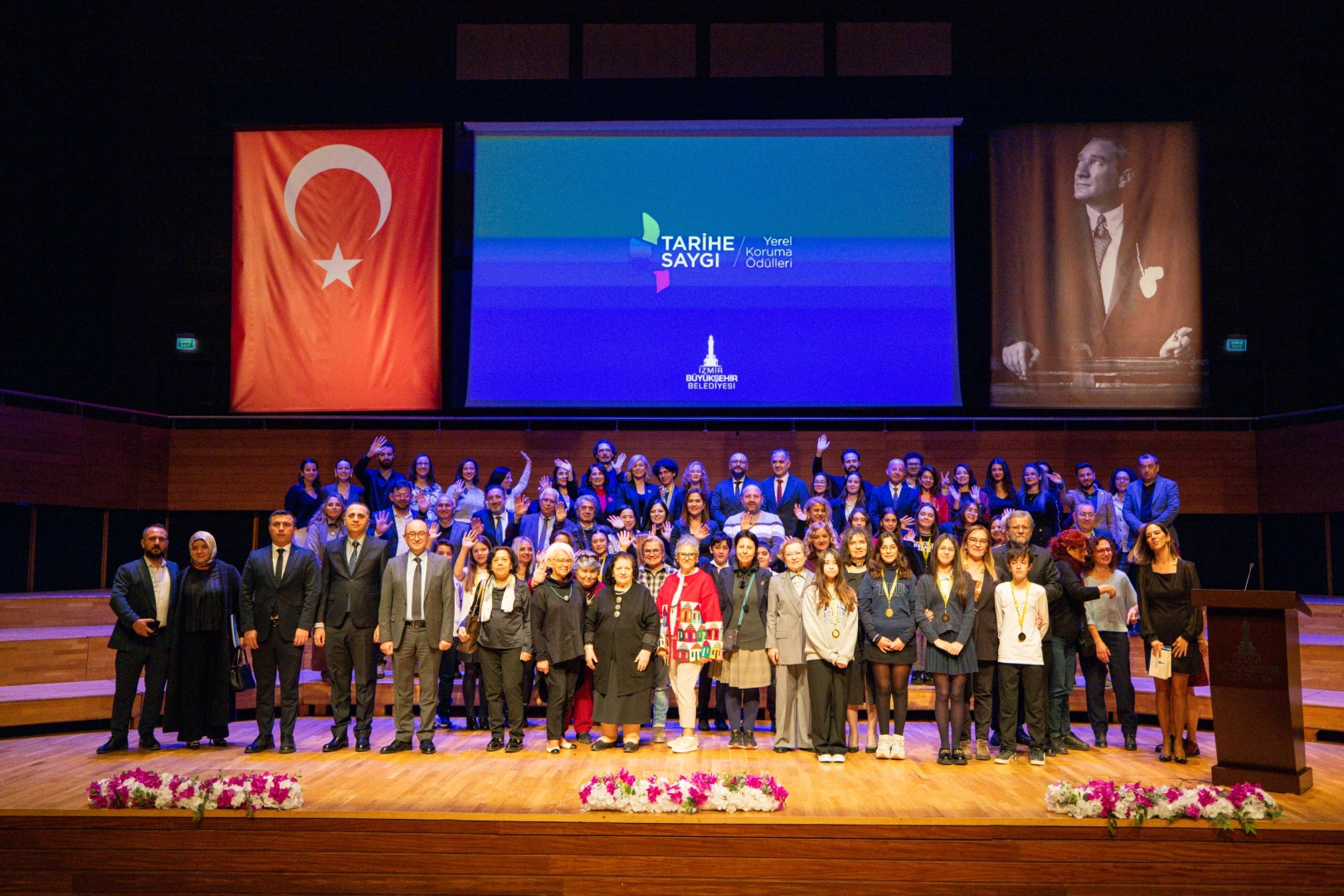 İzmir&rsquo;de tarihe koruyanlar &ouml;d&uuml;llendirildi