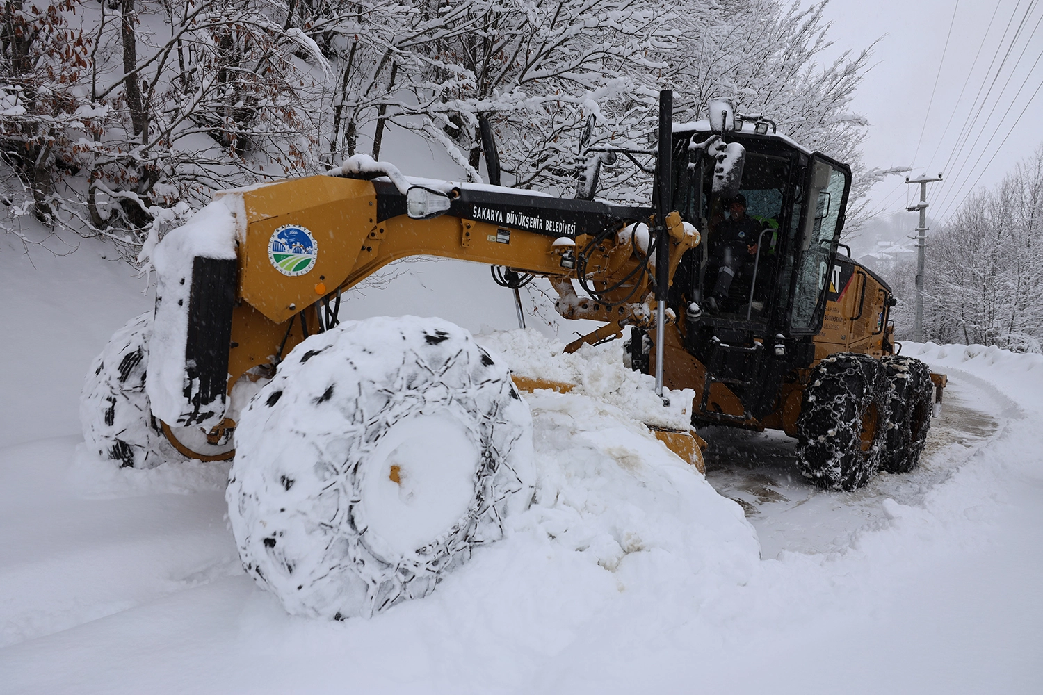 Sakarya'da karla m&uuml;cadele mesaisi! 6 grup yolu ulaşıma a&ccedil;ıldı