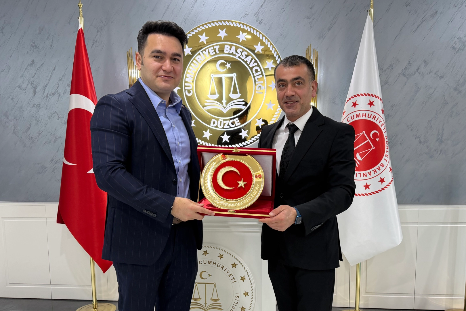 D&uuml;zce'de gazetecilerden Başsavcı Emre&rsquo;ye ziyaret