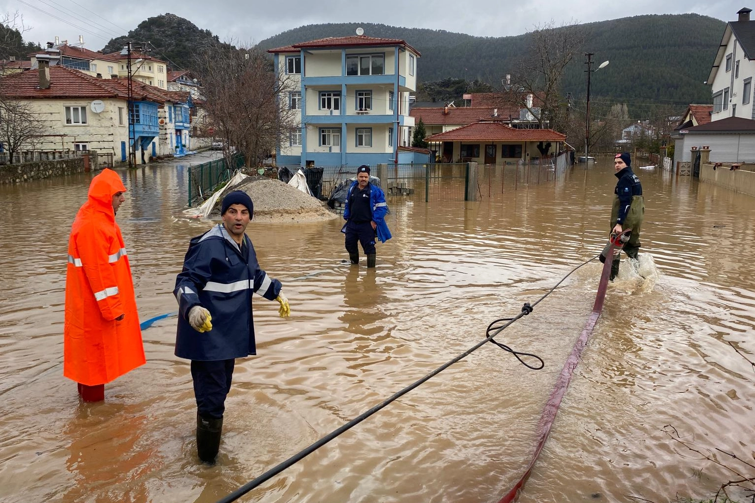 Antalya'da B&uuml;y&uuml;kşehir ekipleri yağışın izlerini siliyor