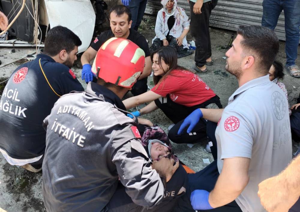 Elektrik direğine &ccedil;arparak duran hafif ticari ara&ccedil;taki 9 kişi yaralandı 