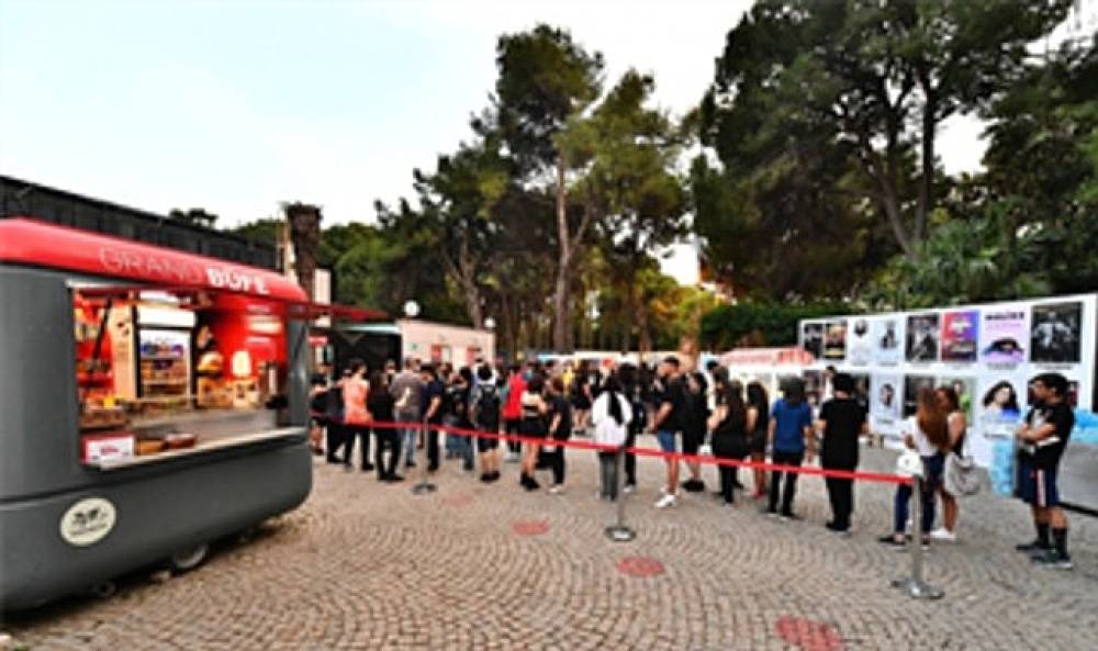 Gen&ccedil;liğe &uuml;&ccedil; bilet jesti