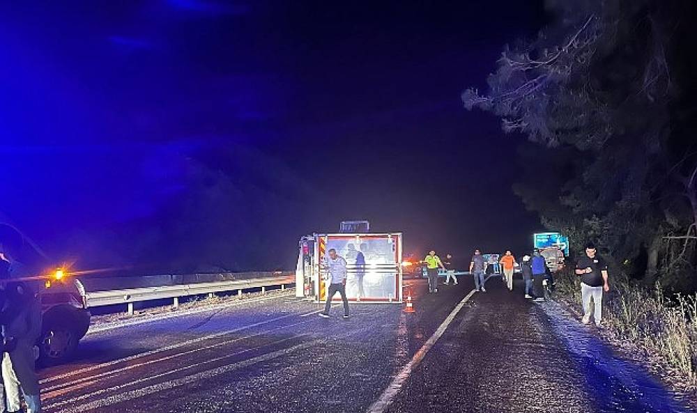 Kemer'de yola d&ouml;k&uuml;len mazot kazaya neden oldu 