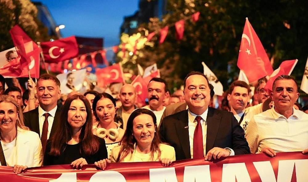Fener Alayı, Ozbi Konseri ve 300 Dronluk G&ouml;steri B&uuml;y&uuml;ledi