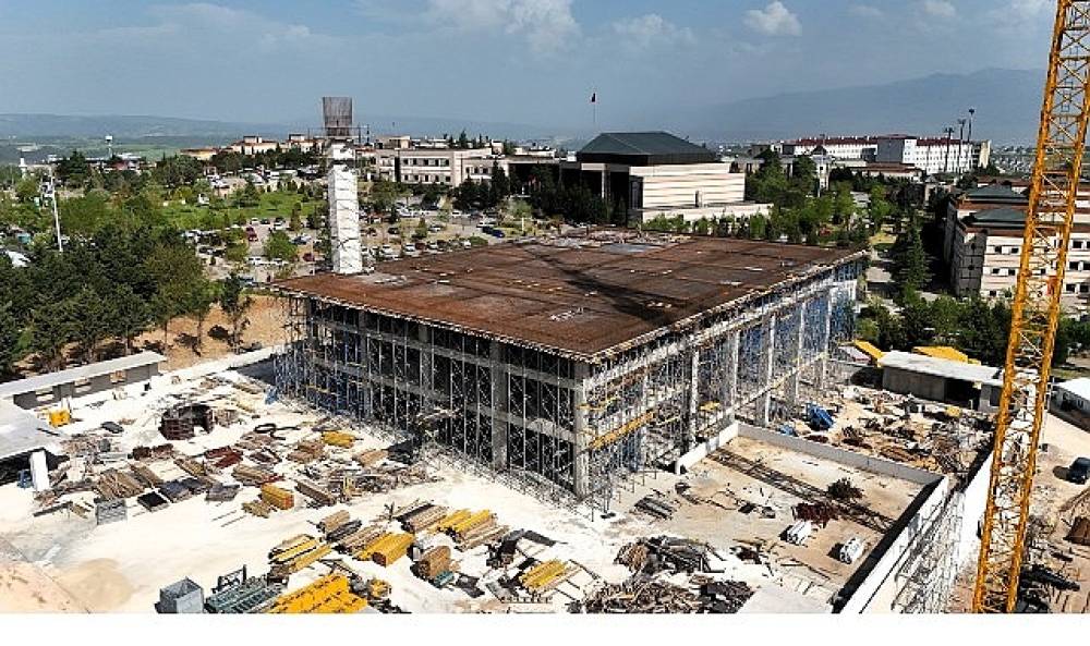 KO&Uuml; Umuttepe Cami ve Otoparkı hızla y&uuml;kseliyor