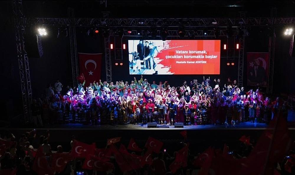 19 Mayıs Coşkusu Bal&ccedil;ova'da Meydanlardan Sahnere Taştı