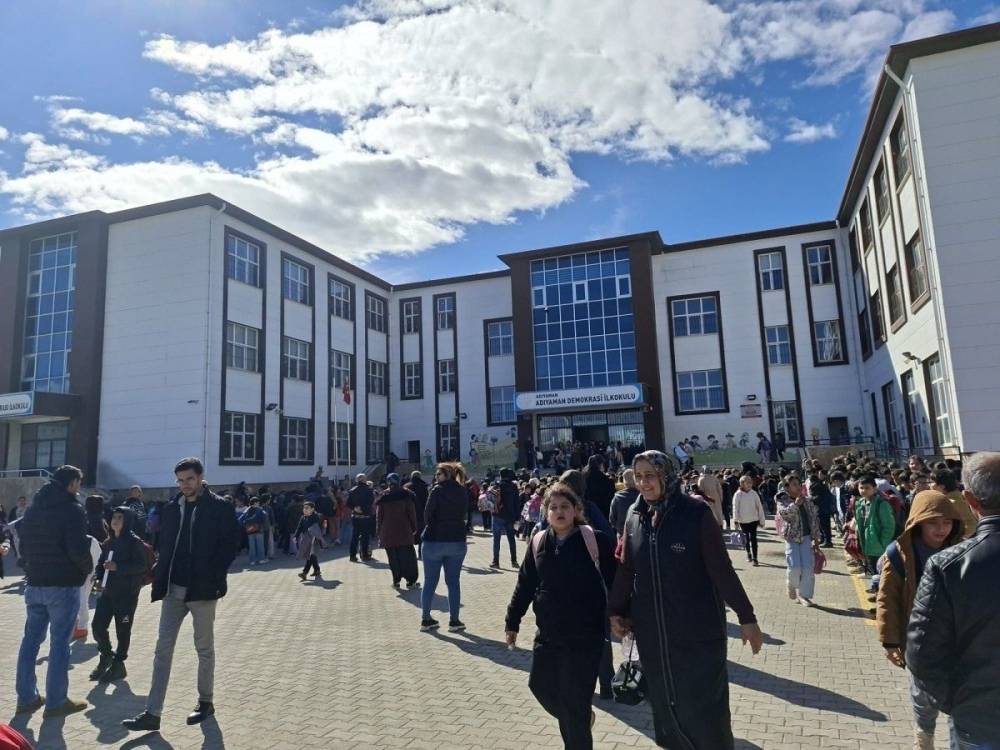 Denetimler sıklaştırılıyor: T&uuml;rkiye genelinde okullara kamera ve turnike sistemi geliyor 