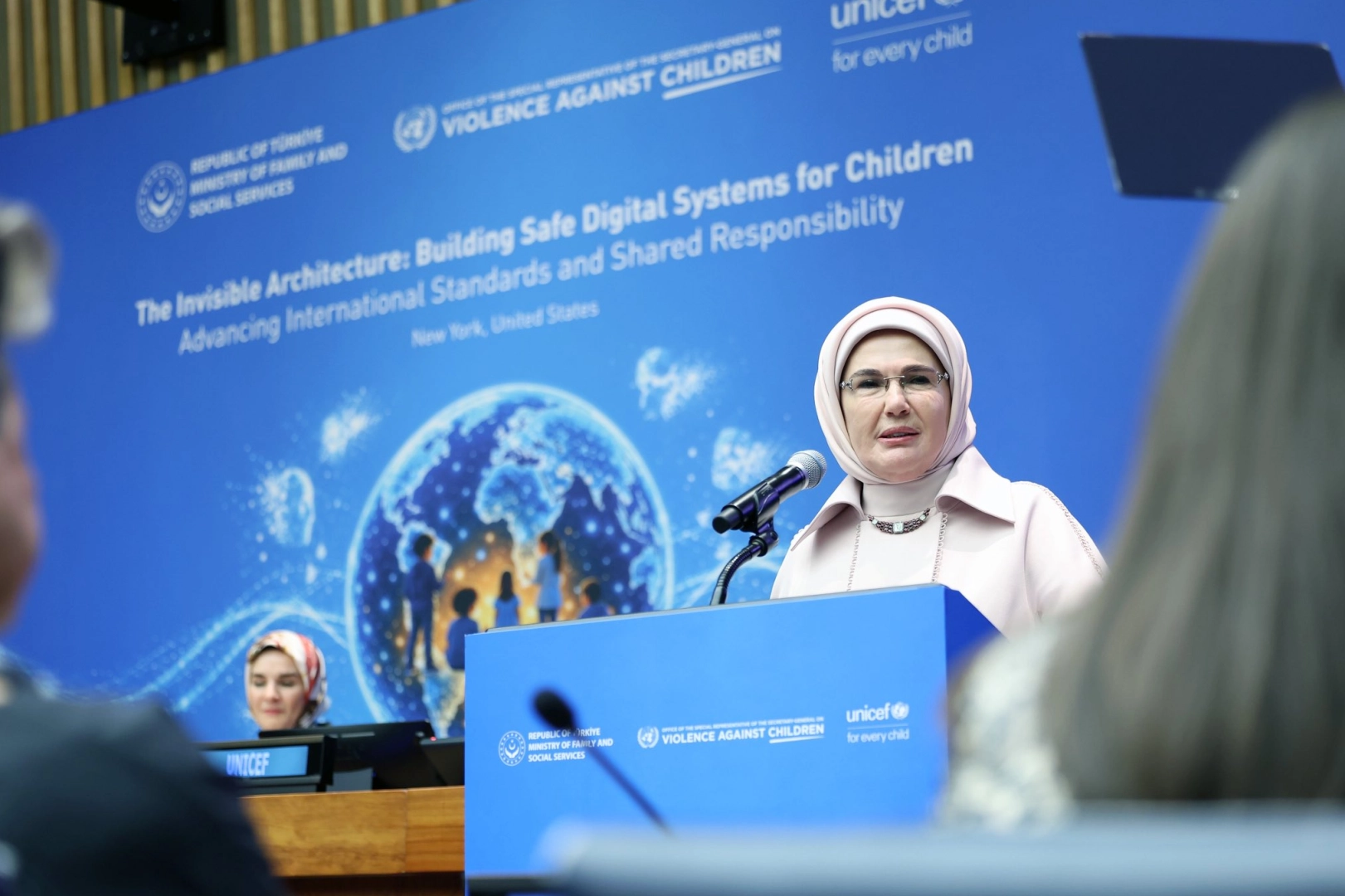 Emine Erdoğan: &Ccedil;ocukların dijital g&uuml;venliği i&ccedil;in k&uuml;resel iş birliği şart