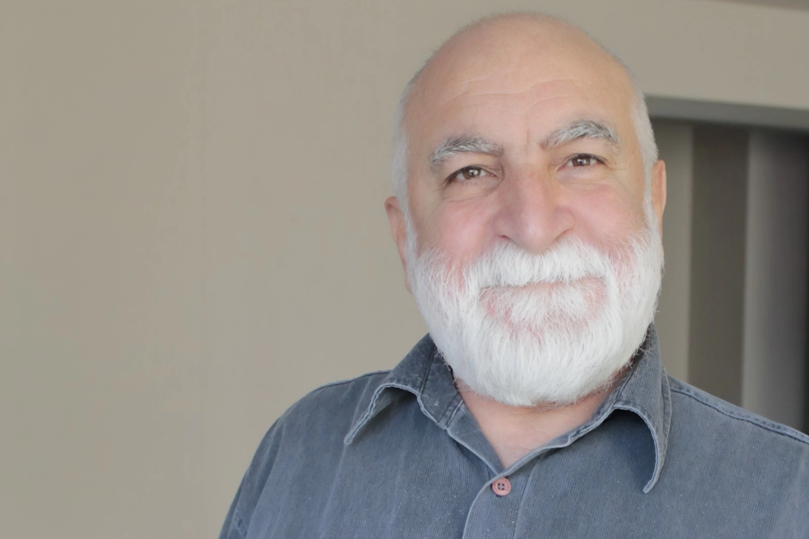 Yazar Mustafa &Ouml;zke&rsquo;nin &lsquo;Dışarıdaki Ben&rsquo; &ouml;yk&uuml;s&uuml; 100 binlere ulaştı