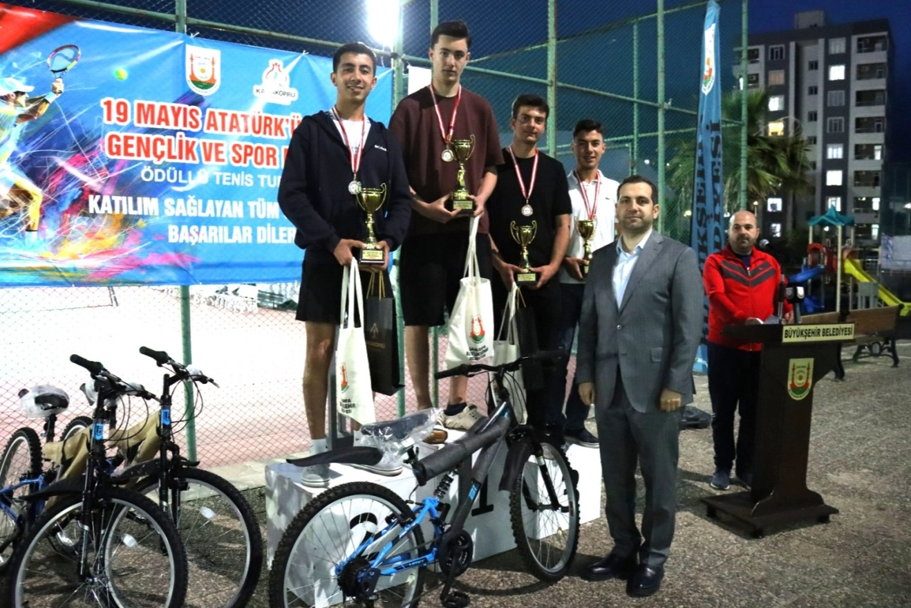 Tenis şampiyonları &ouml;d&uuml;llerini aldı