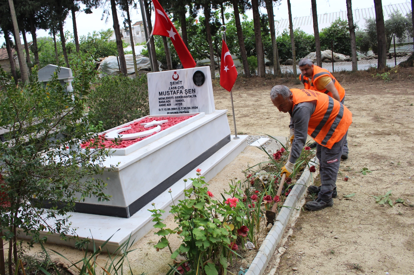 Mezarlıklarda bayram hazırlığı s&uuml;r&uuml;yor