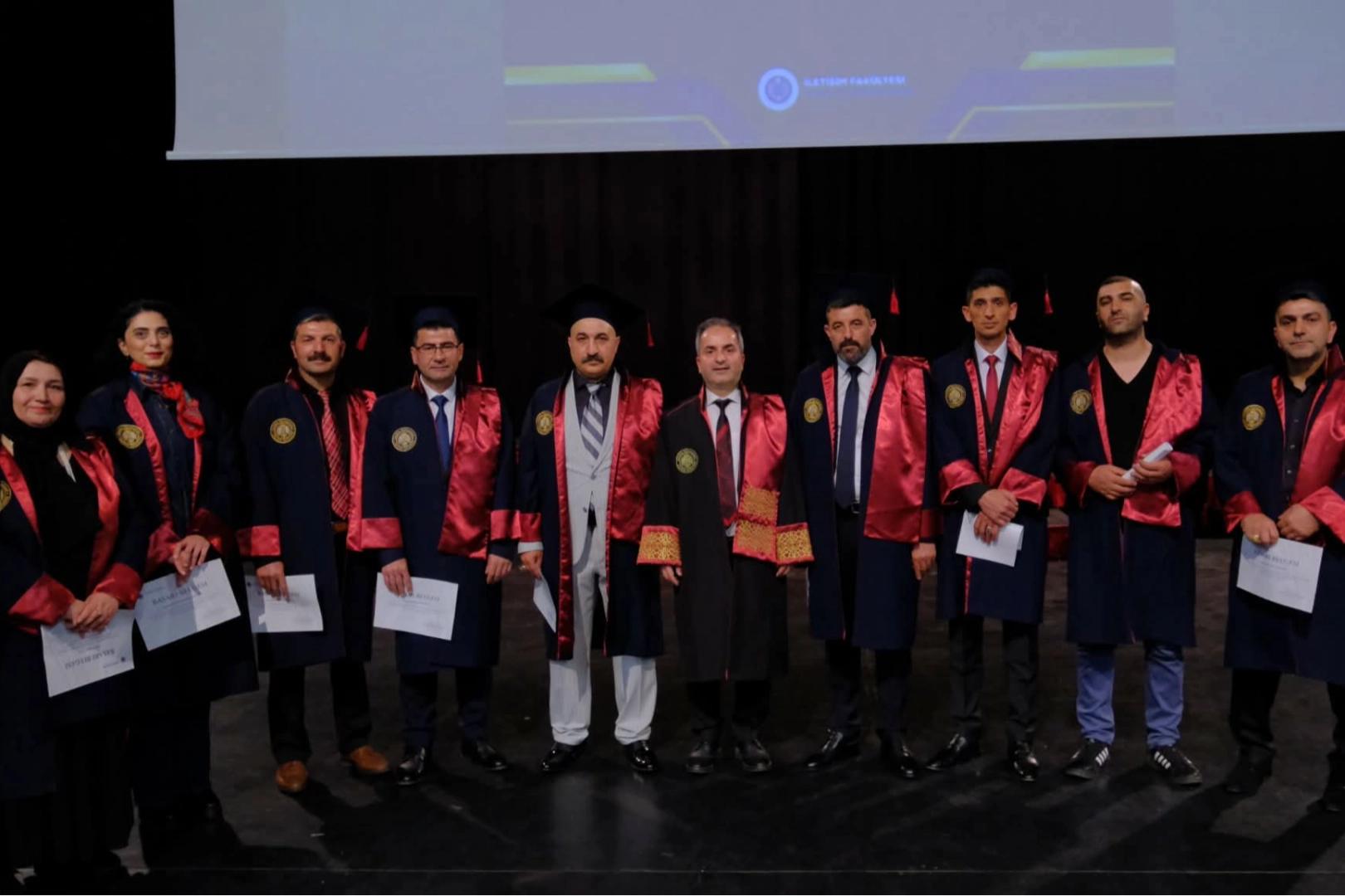 İletişim fak&uuml;ltesinde mezuniyet heyecanı
