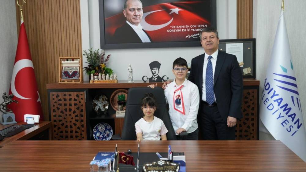 Başkan Tutdere, 23 Nisan&rsquo;da koltuğunu &ccedil;ocuklara devretti  - Videolu Haber