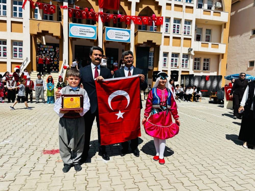 Besni&rsquo;de 23 Nisan kutlamaları renkli g&ouml;r&uuml;nt&uuml;lere sahne oldu 