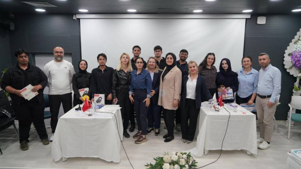 YKS adaylarından AKEM&rsquo;de kıyasıya m&uuml;nazara: Başkan Tutdere&rsquo;den &ouml;ğrencilere &ouml;d&uuml;l  - Videolu Haber