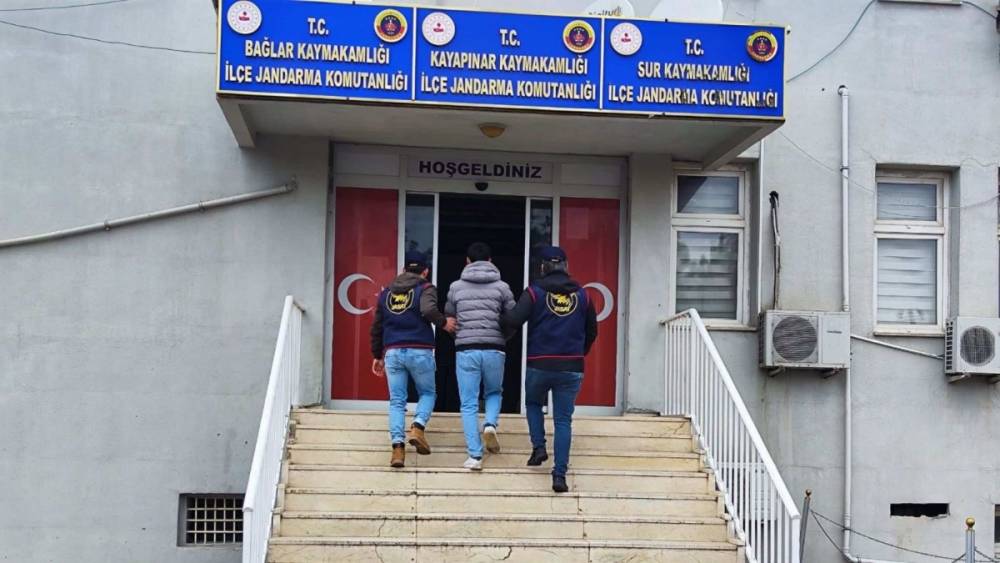 Diyarbakır Jandarması'ndan suçlulara darbe: Üç kişi yakalandı 