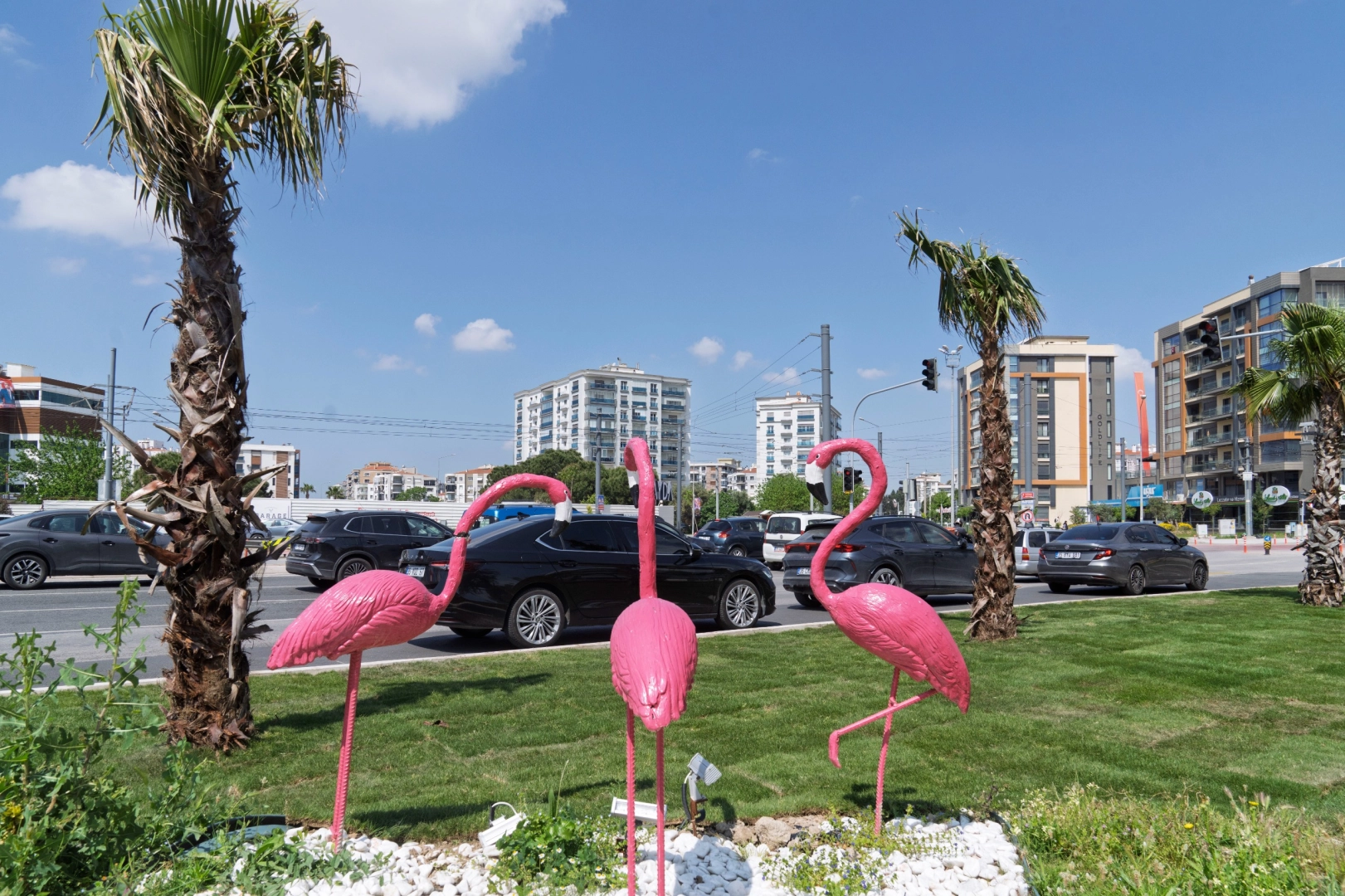 İzmir yaza &ccedil;i&ccedil;ek a&ccedil;arak hazırlanıyor