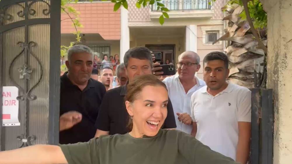 Elektronik kelepçe çıkartıldı, Başkan Tutdere eşi ile kapı önüne çıktı: 'Hak, hukuk, adalet' sloganları yükseldi 