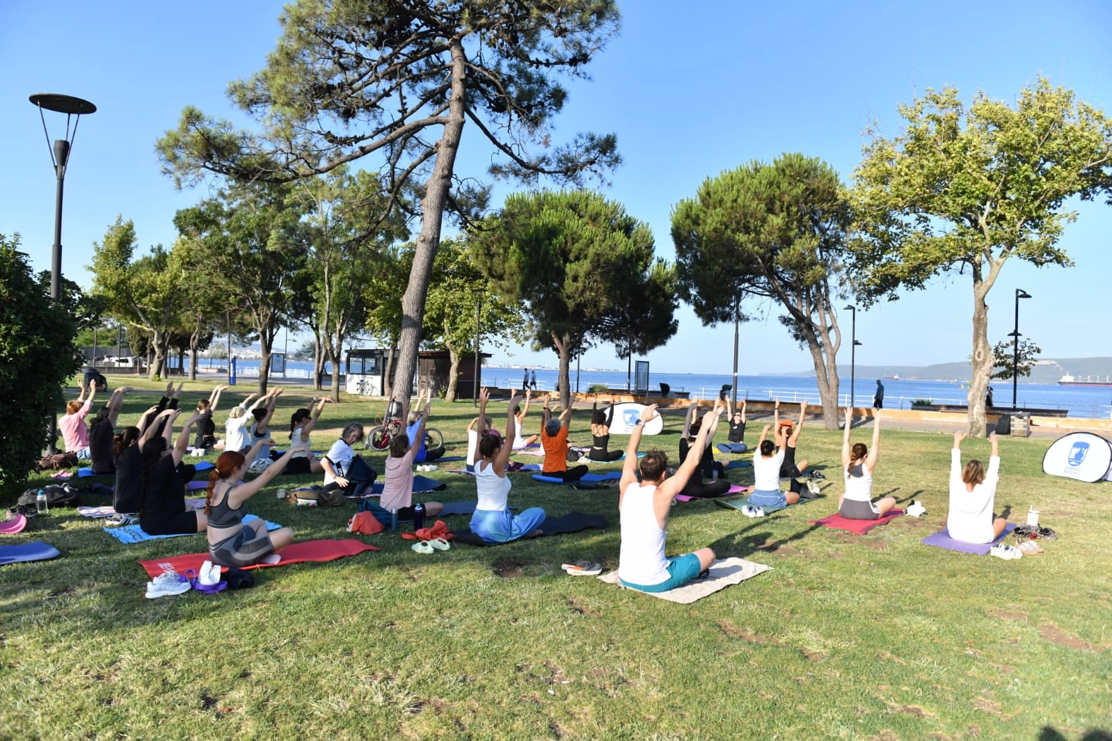 Kadınlar Boğaz&rsquo;a karşı yogo yaptı