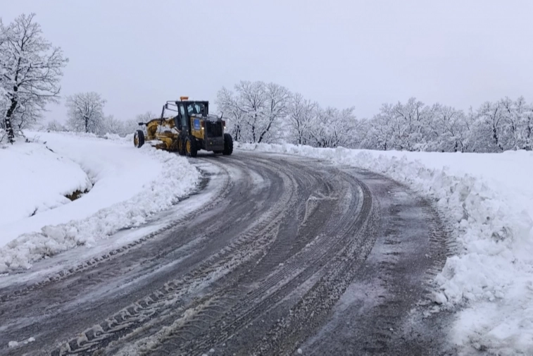 Diyarbakır'da kırsal mahalle yolları ulaşıma a&ccedil;ılıyor