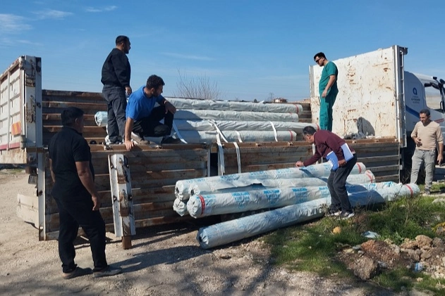 Antalya B&uuml;y&uuml;kşehir'den &uuml;reticiye sera naylonu desteği