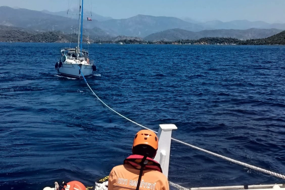 Dalaman a&ccedil;ıklarında s&uuml;r&uuml;klenen tekne kurtarıldı