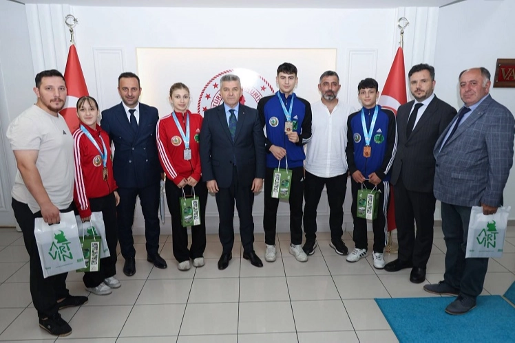 T&uuml;rkiye şampiyonları Artvin Valisi'ne konuk oldu