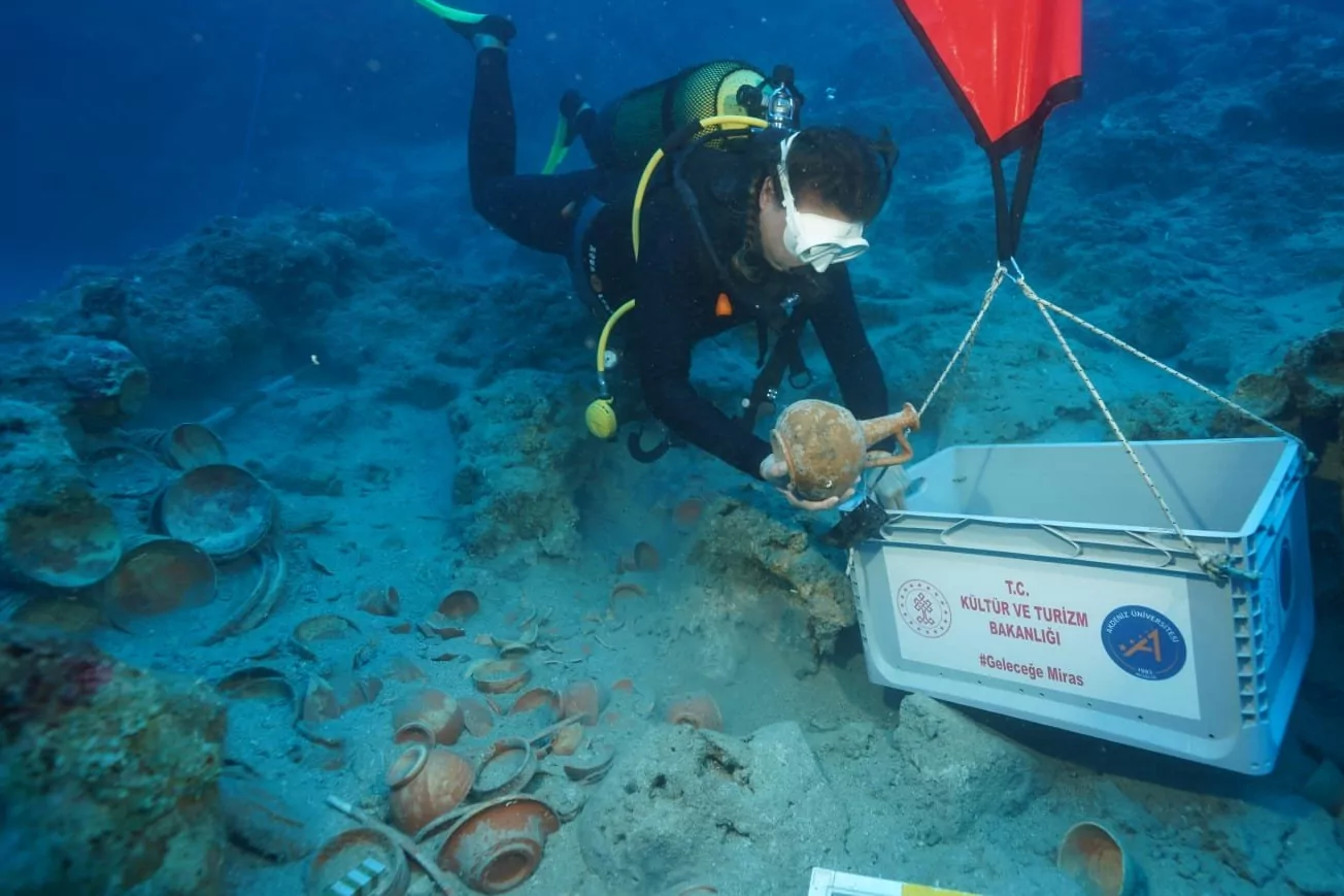 Akdeniz&rsquo;in derinliklerinden 2 bin 100 yıllık sofra takımları &ccedil;ıkarılıyor